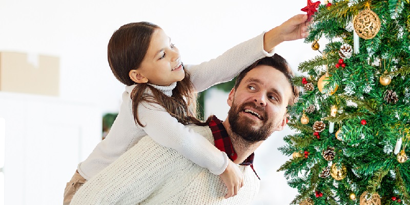 Choinka sztuczna vs prawdziwa - kompletne porównanie 2025